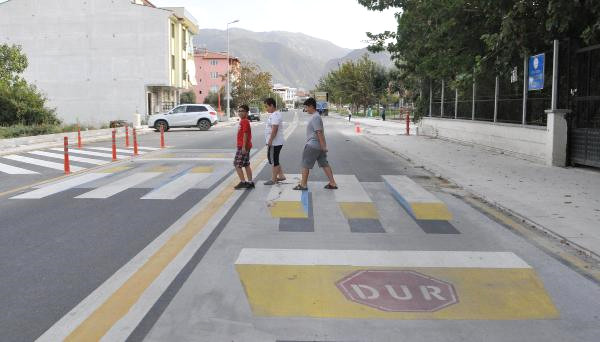 Okulun Önüne 3 Boyutlu Yaya Geçidi