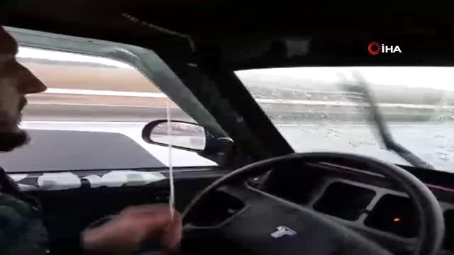 Aracının Sileceği Bozulan Sürücüden İlginç Yöntem….sileceğe Kablo Bağlayıp Eliyle Kontrol Ederek…