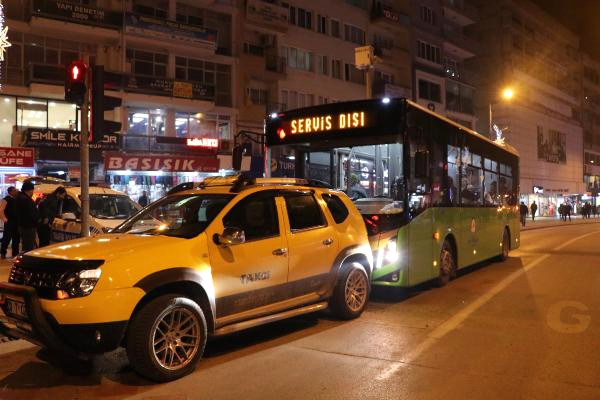 El Freni Çekilmeyen Taksi, Yolcu Otobüsüne Çarptı