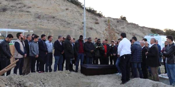 Hristiyan Futbolcunun Mezarına ‘Ruhuna Fatiha’ Yazılı Tahta Dikilmiş