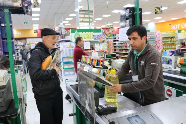 Marketteki Poşetlere Para Vermek İstemeyen Müşteriler, Aldıkları Ürünleri Ellerinde Taşıdı