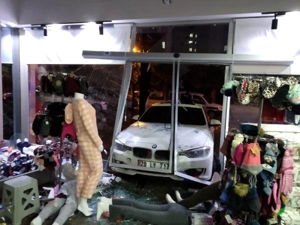 Sürücü Gaza Fazla Yüklenince Otomobil Mağazaya Girdi
