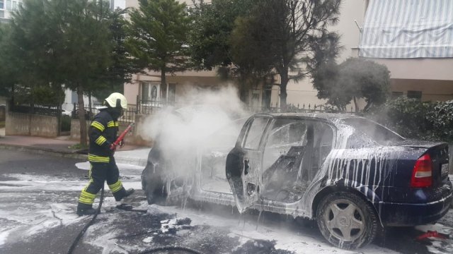 Otomobil Alev Alev Yandı, Sürücü Canını Zor Kurtardı
