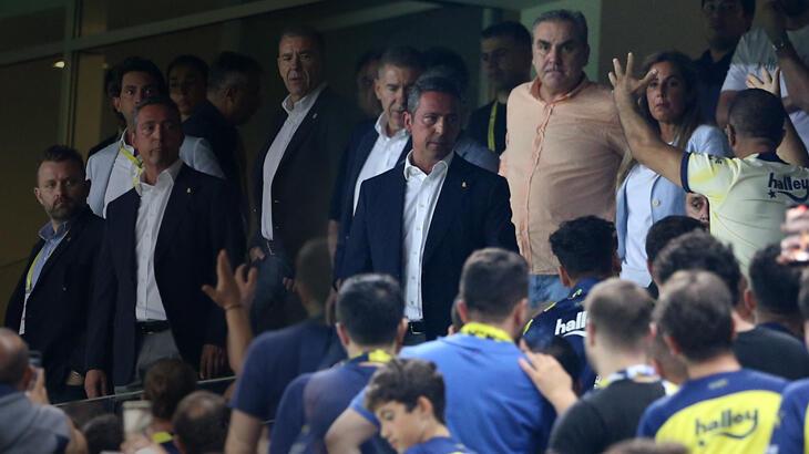Fenerbahçe’de Başkan Ali Koç tribünde taraftarlarla tartıştı!