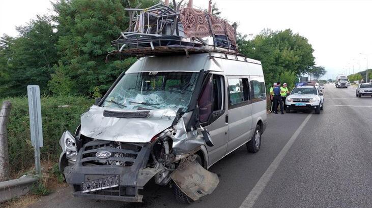 Fındık toplamaya giden ailelerin bulunduğu minibüs TIR’a çarpıştı: 14 yaralı