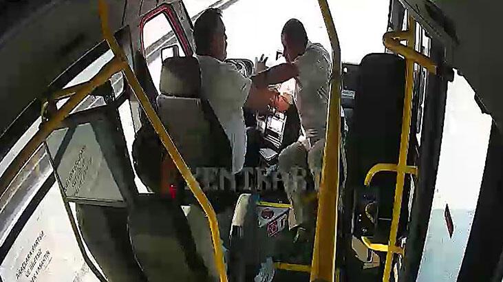 Hareket halindeki özel halk otobüsünün şoförüne yumruk attı