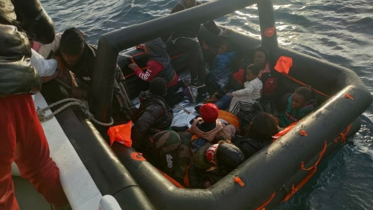 Çanakkale’de 15 kaçak göçmen kurtarıldı