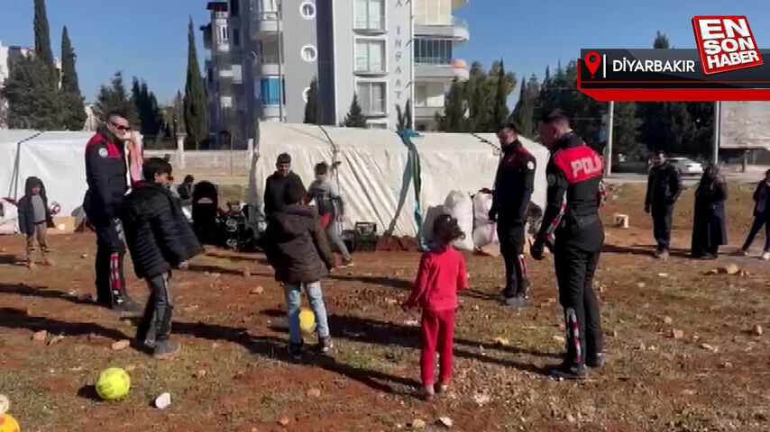 Diyarbakır’da yunus polisler, depremzede çocuklarla top oynadı