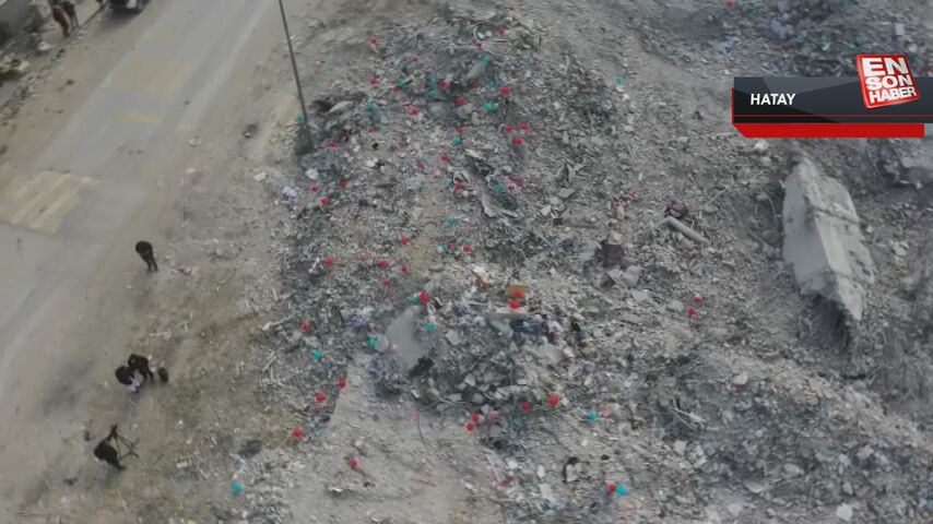 Hatay’da depremde ölen çocuklar anaokulunun enkazına asılan balonlarla anıldı