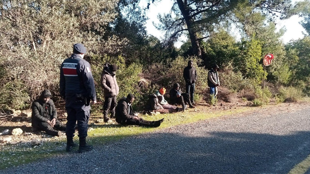 Kuşadası’nda yurt dışına geçme hazırlığında olan 50 göçmen yakalandı