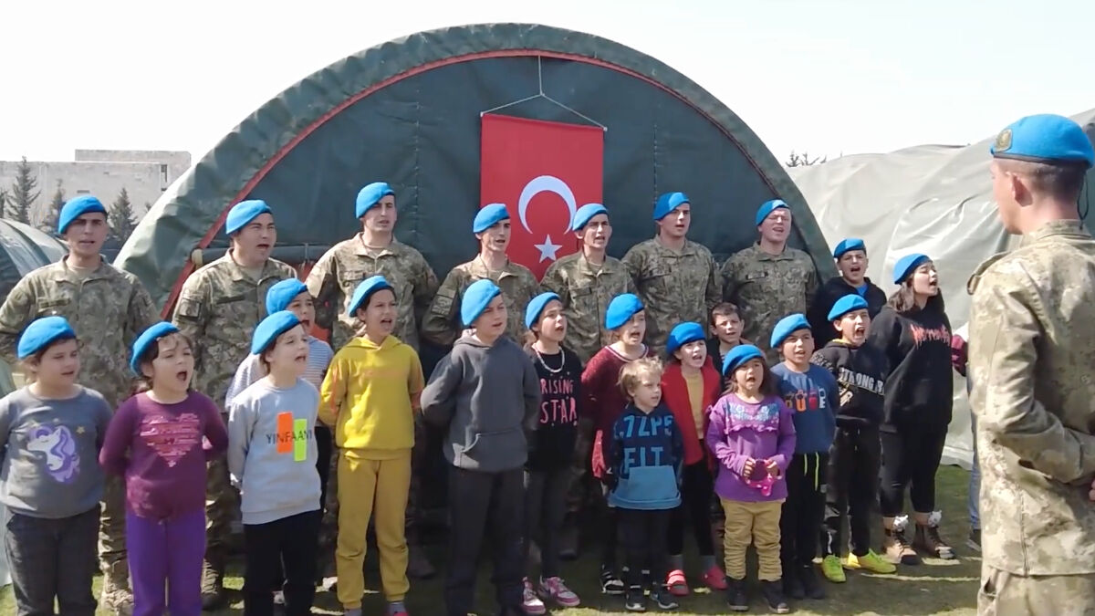 Deprem bölgesindeki görev alan Mehmetçik çocuklarla Komanda Marşı okudu