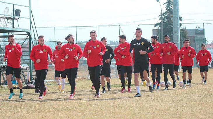 Eskişehirspor transfer tahtasını açtı! Toplamda 20 futbolcuyu renklerine bağladı
