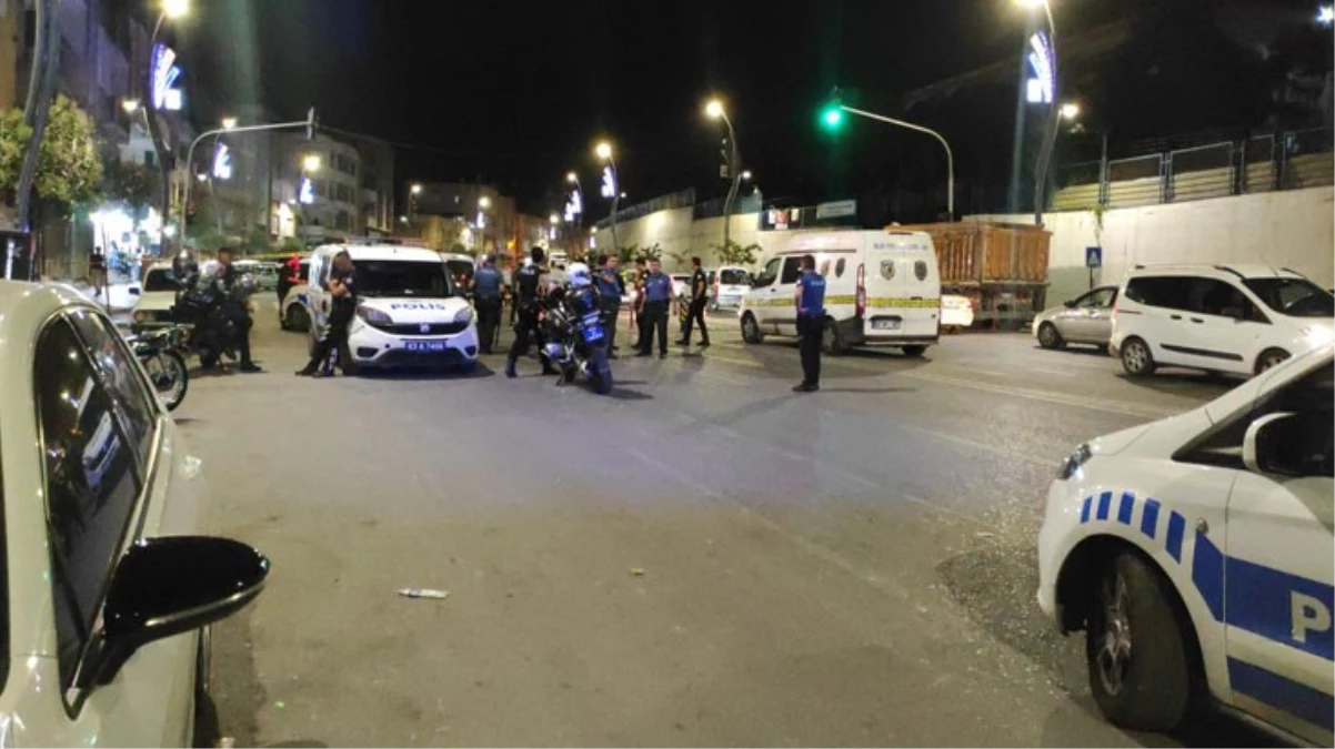 Husumetli aileler ortasında bıçaklı kavga! 1’i polis 3 kişi yaralandı