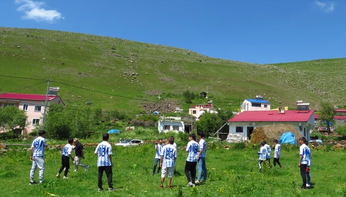 Milletlerarası Yetenek Avcıları Futbol Akademisi, Ardahan’da köy çocuklarına forma ikram etti