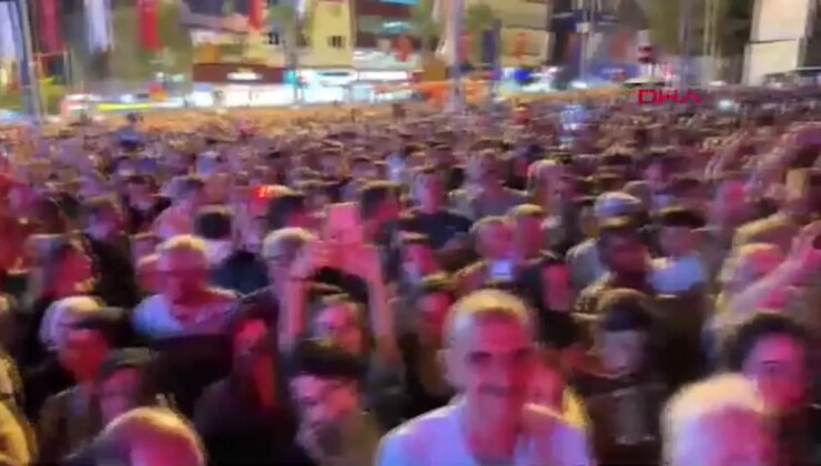 Edip Akbayram 30 yıl sonra Denizli’de sahne aldı
