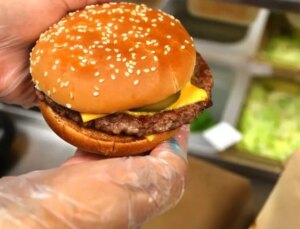 McDonald’s’ta hamburger yiyen 49 şahsa ölümcül bakteri bulaştı, satışlar durduruldu