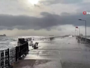 Marmara Denizi’nde Poyraz Fırtınası Deniz Ulaşımını Etkiledi
