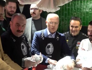 Mustafa Varank, Bursa’da klâsik sahur programında vatandaşlarla bir ortaya geldi